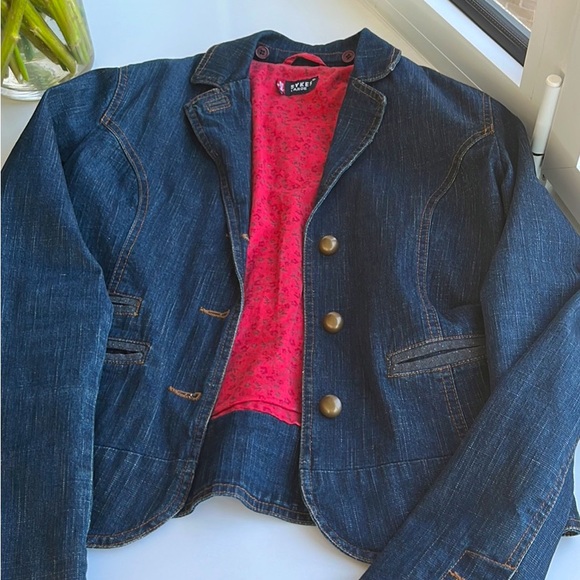 Good quality small to medium
Waist length skyer brand - Picture 1 of 3